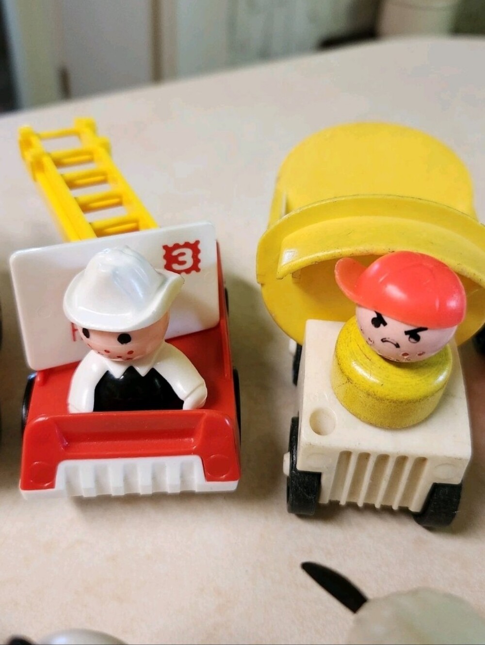 Vintage Fisher Price Little People 28 Pc Accessories Cars Animals Figures Lot - Picture 7 of 8